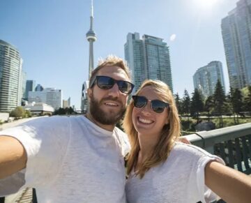 Para robiąca selfie w Toronto z wieżą CN w tle