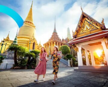 Turystki zwiedzające świątynię Wat Pho w Bangkoku